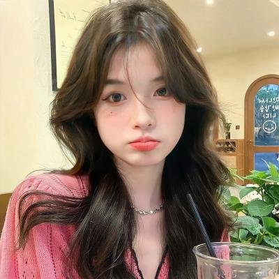 小鬼头上的女人